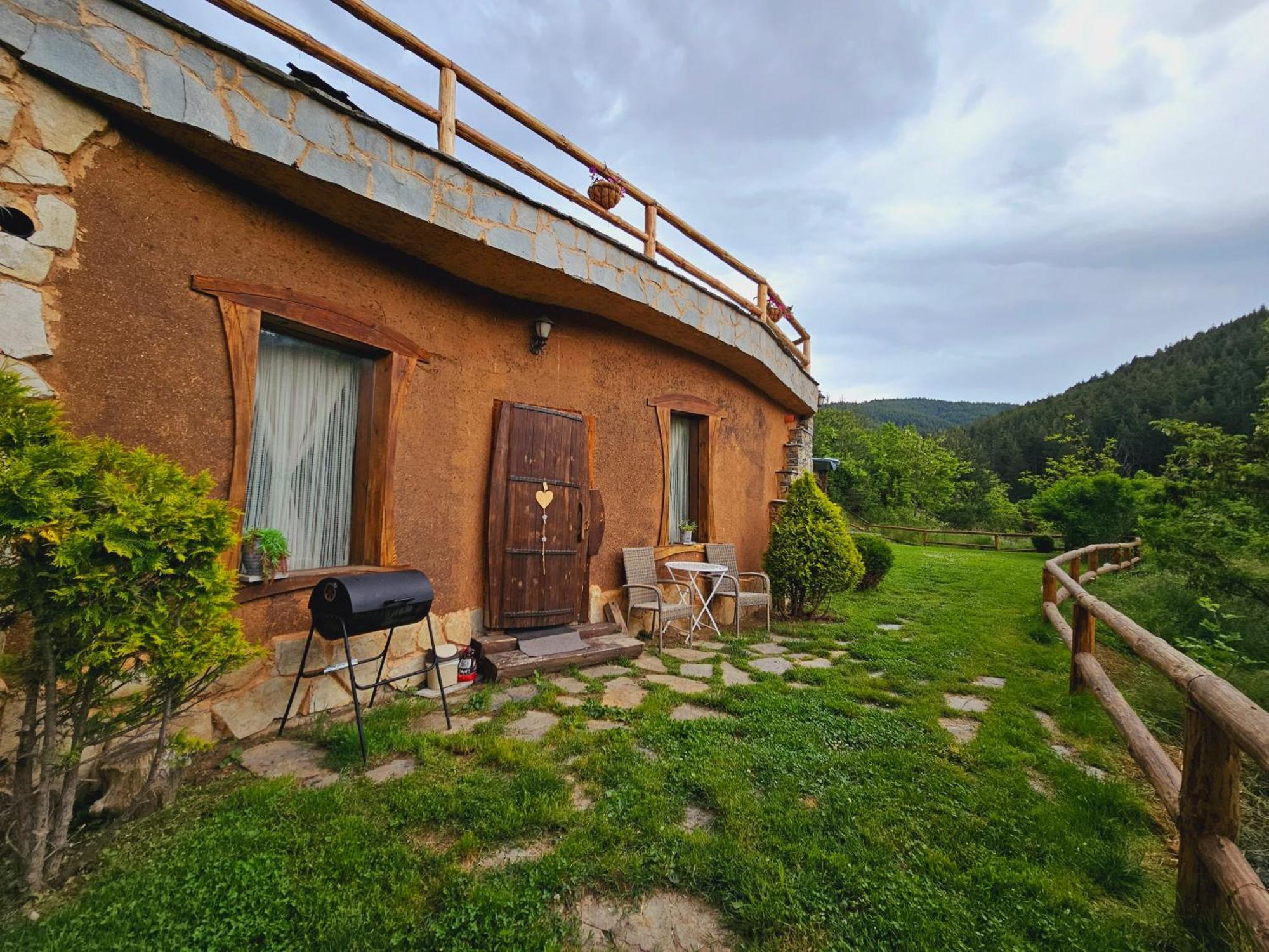 Панорама Хаус Лещен И Еко Къщи Дървена И Землянка Exterior foto